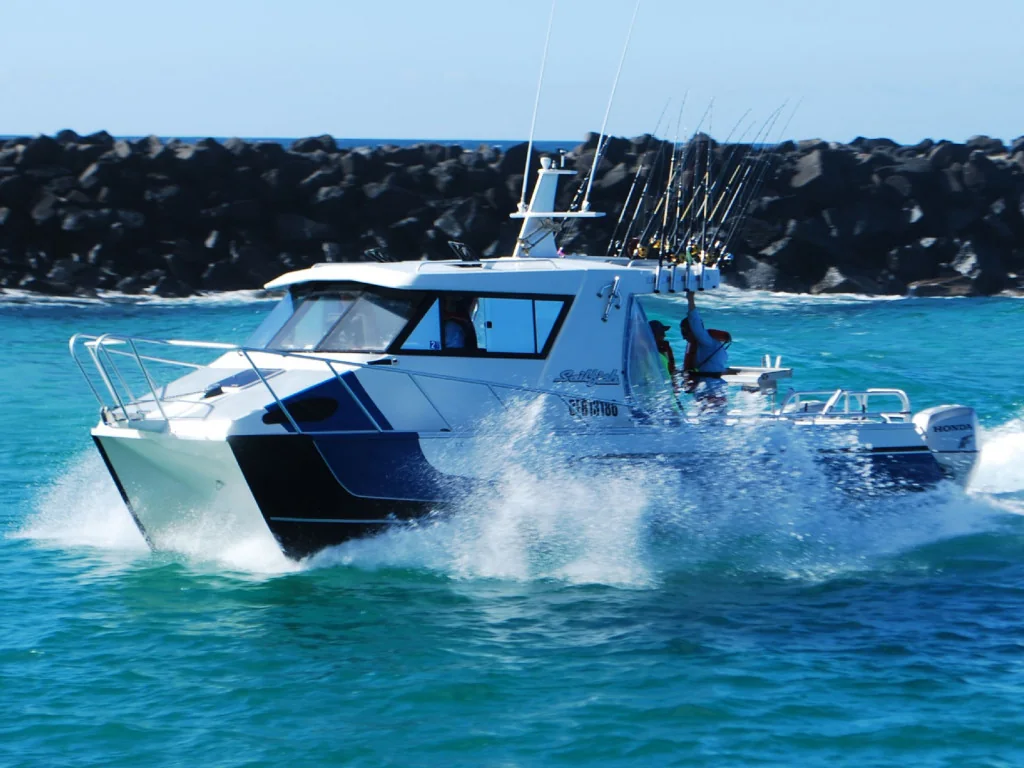 Windarra running bow on through clear water